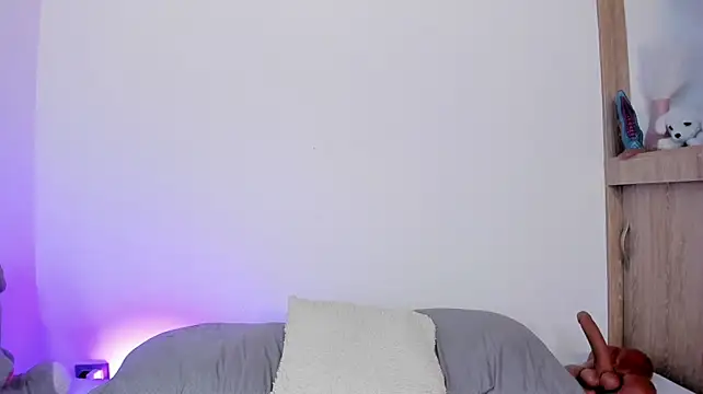 TianaGlow44 webcam