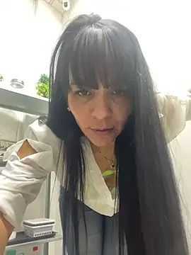 LuxeBrunetteXXX webcam