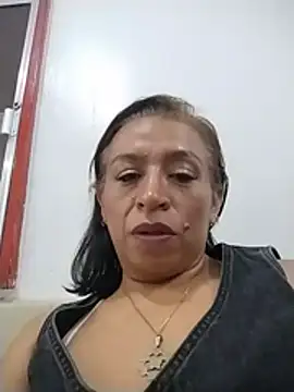 SoffieMature live cam on StripChat