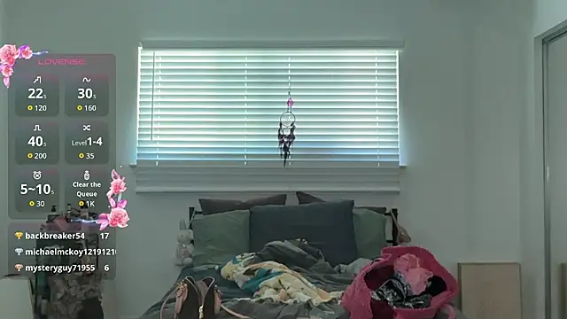 Yourmommysilk live cam on StripChat