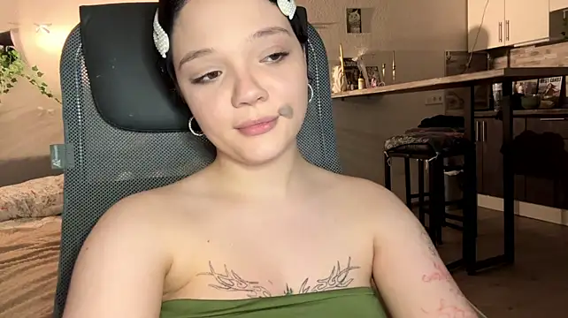 CurlieDoll webcam