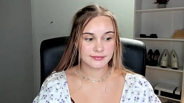kitty_valeria live cam on StripChat