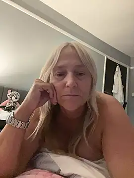 Blondnboujee53 live cam on StripChat