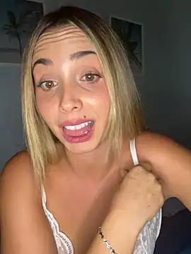 space_couple live cam on StripChat