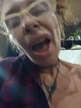 Webcam Model(FrozenWaffle) is live