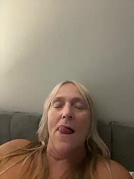 Blondnboujee53