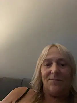 Blondnboujee53 webcam