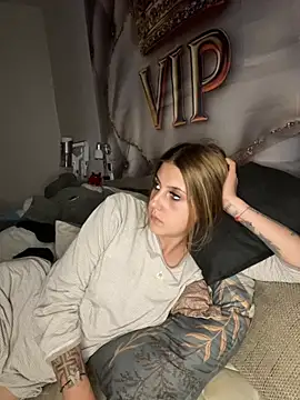Luna1114 live cam on StripChat