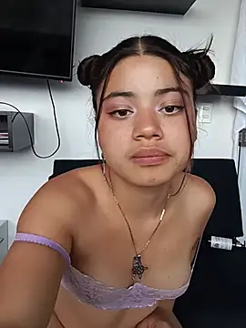 CintiaHolmss live cam on StripChat