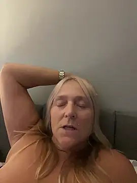 Blondnboujee53