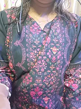 love_birds010 (F young) - Show boobs publicly