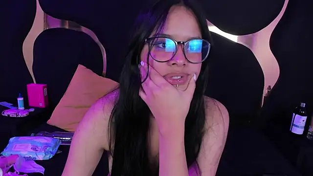 SweetLuna2 live cam on StripChat