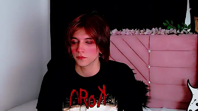 oli_dusk (M twink) - get naked and stroke cock x15min
