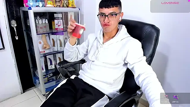 Alexx_bigcockk live cam on StripChat