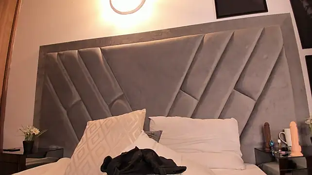 brenda_nova18 (F young) - open pussy camera caress her