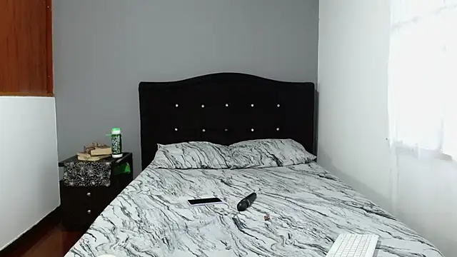 Emilia_1995 live cam on StripChat