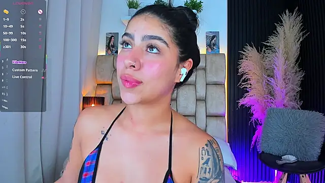 little_sophie18 live cam on StripChat