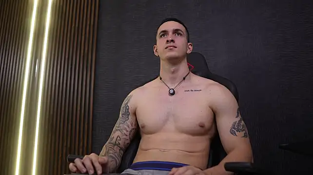 JacksonOlsenn live cam on StripChat
