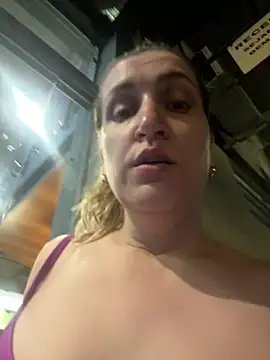 bia_sexynovaes (F milf) - Bia faz squirt no banheiro da academia