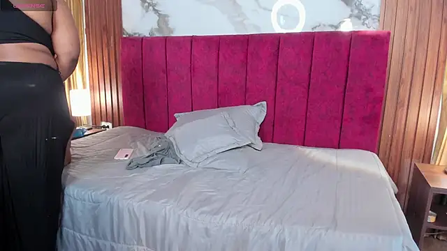 Yarha_Valois live cam on Stripchat