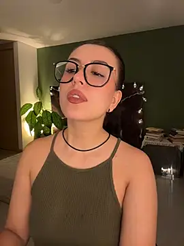 EmaSaenz live cam on StripChat