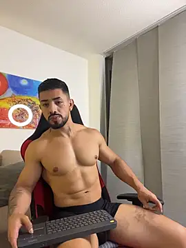 Ezzio_Scolaro live cam on StripChat