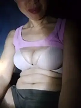 TRIEUTRIEU20 live cam on StripChat