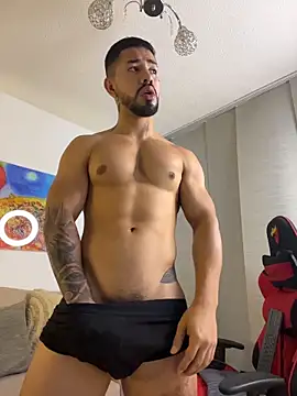 Ezzio_Scolaro live cam on StripChat