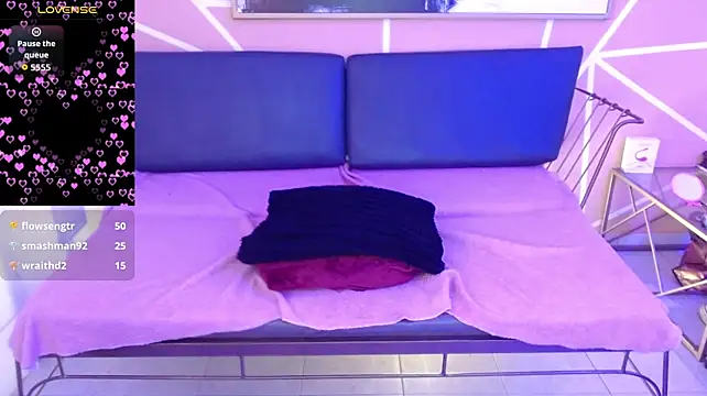 Roxanne_vale live cam on StripChat
