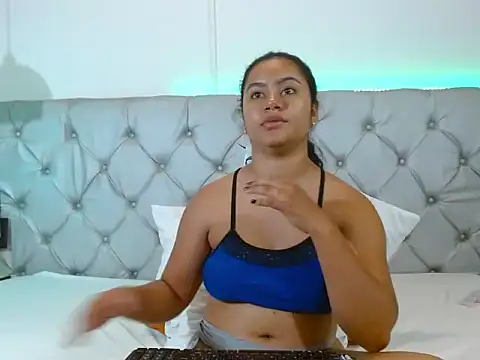 NoiraVale live cam on StripChat