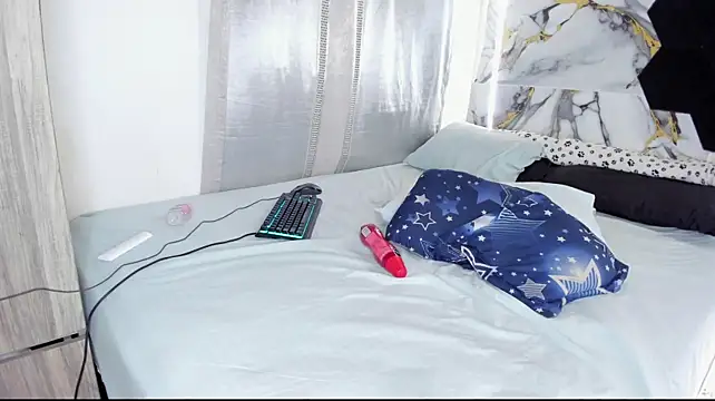Goldendesirexx__ live cam on StripChat