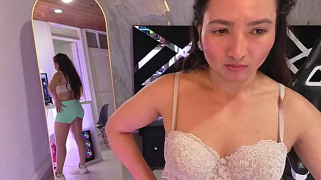 paulette37_a live cam on StripChat