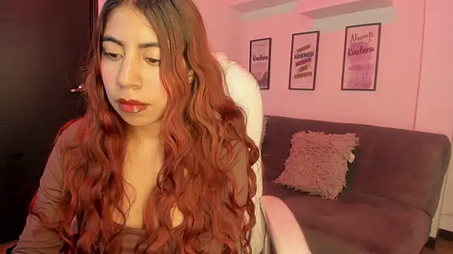 lunitaa18 live cam on StripChat