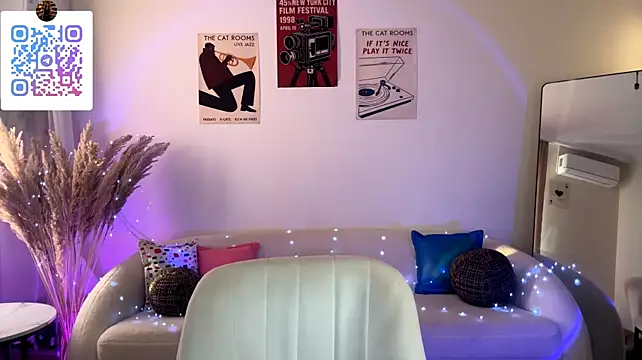 linamour (F young) - Move my hands over my legs