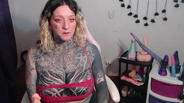 SLOPPYTITSS live cam on StripChat