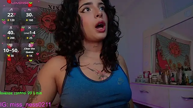 nessaa888 live cam on StripChat