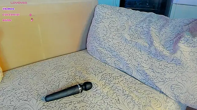 UWU_flower live cam on StripChat