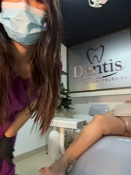 iris_cuteface live cam on StripChat