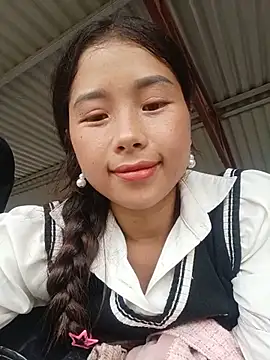 HeresThuy22 live cam on StripChat