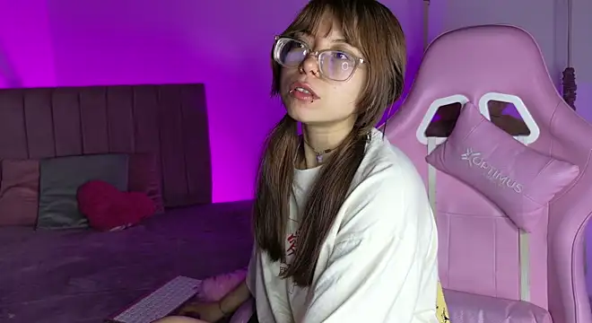 uchiiky_doll live cam on StripChat