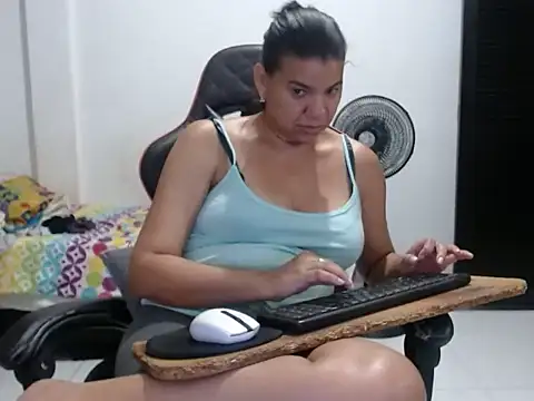 Adriana_0312 live cam on StripChat