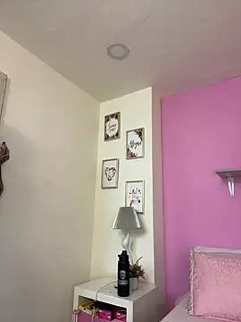 LauraRaider live cam on StripChat