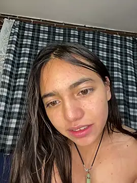Yulieth_Valentina cleavage tease cam