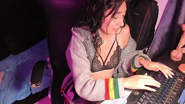 scarlet_wd18 (F young) - start hot funny slutty