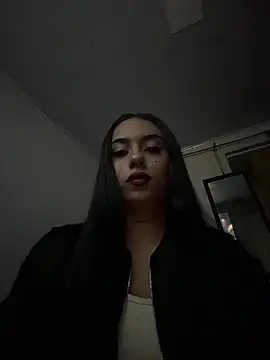 LilacNoir thin body webcam girl