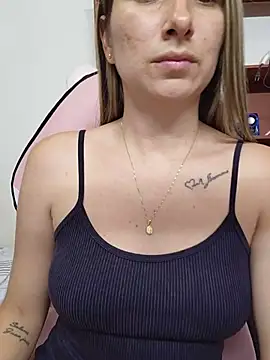 Lipzzy_sun20 live cam on StripChat