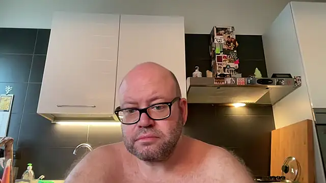 theitalianbear live cam on StripChat