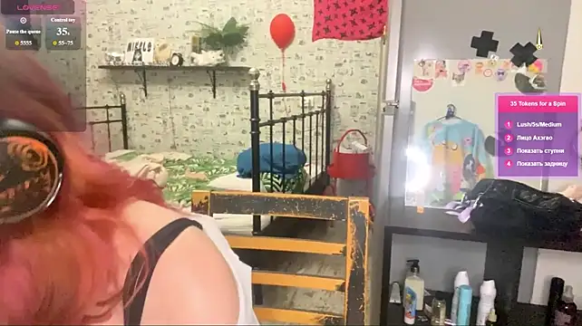 RedKittySquirrel live cam on StripChat