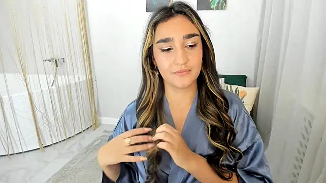 GoldenHeart_1 live cam on StripChat