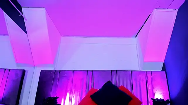 Isaa_Lopez live cam on StripChat